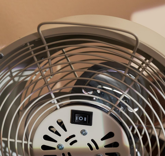 Ventilador de sobremesa Cecotec EnergySilence 800 RetroDesk Beige de 20W y 8" con 2 velocidades, 3 aspas aerodinámicas e inclinación ajustable | Base estable